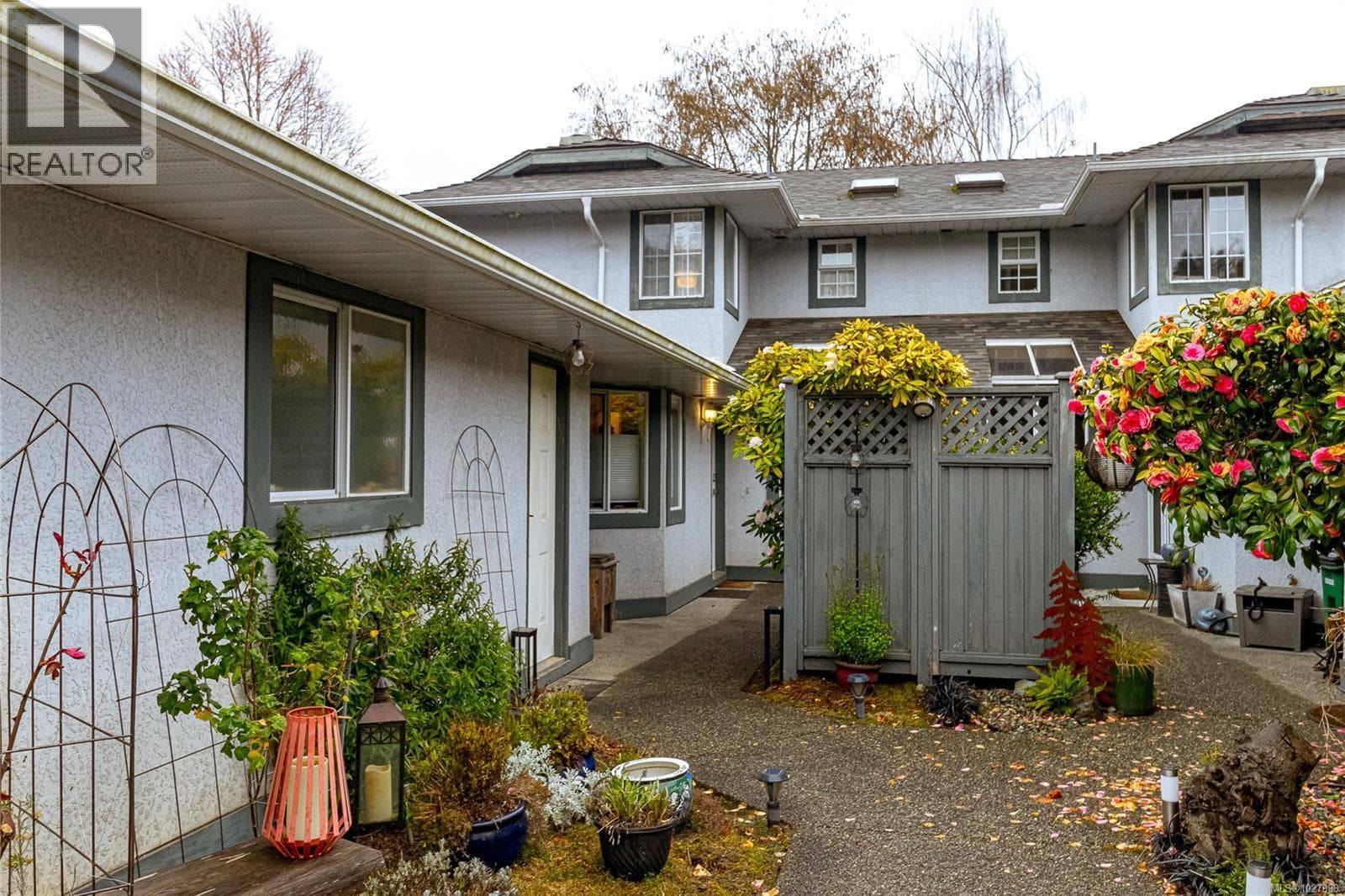 14 5110 Cordova Bay Rd photo 2