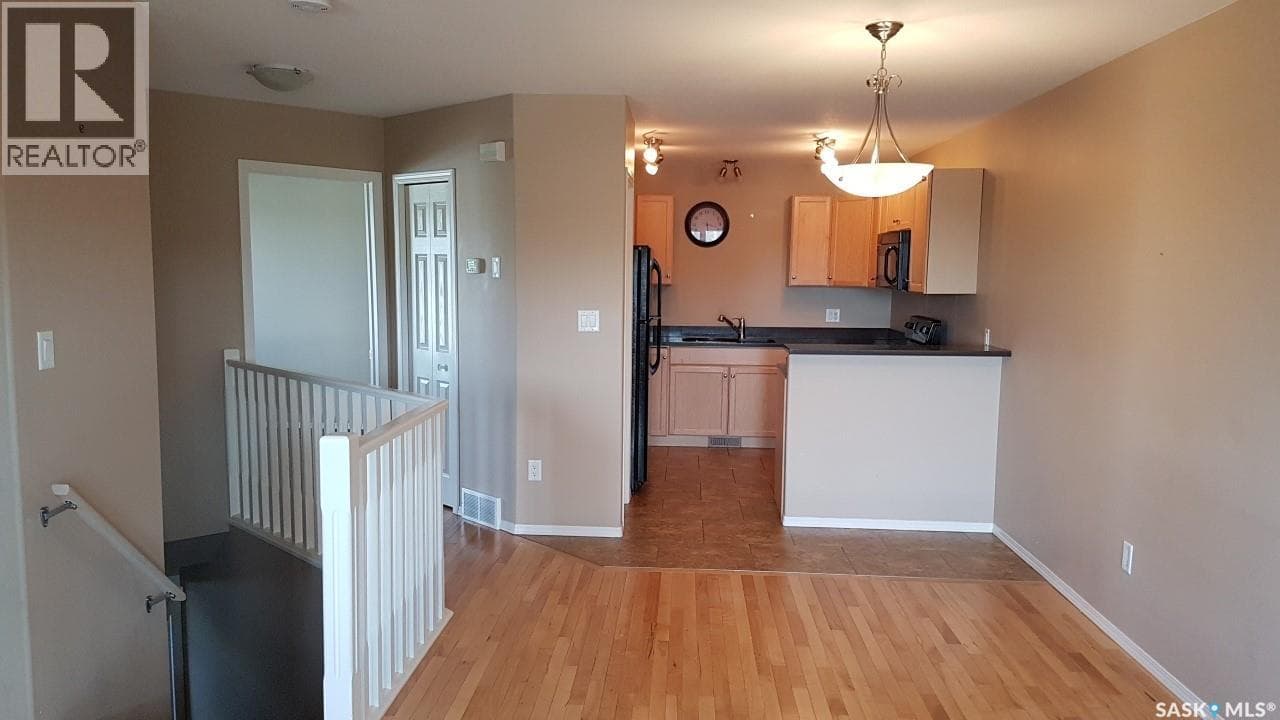 1 201 Carlyle AVENUE — photo 4