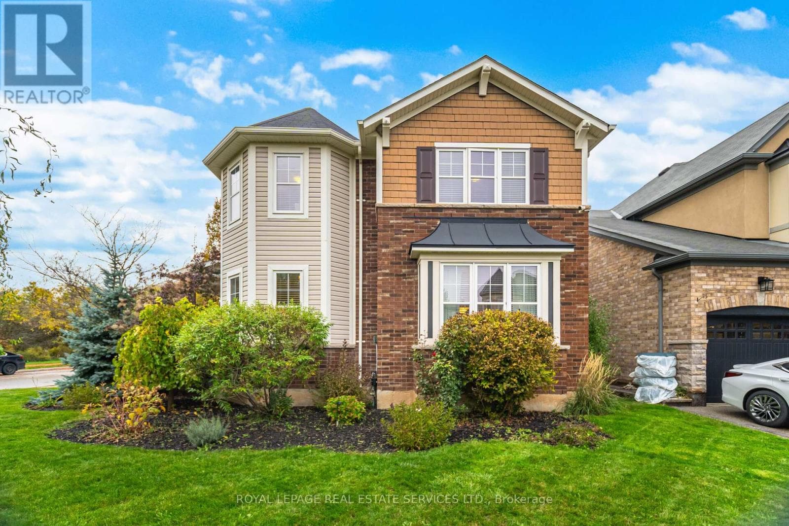 444 COOMBS COURT photo 3