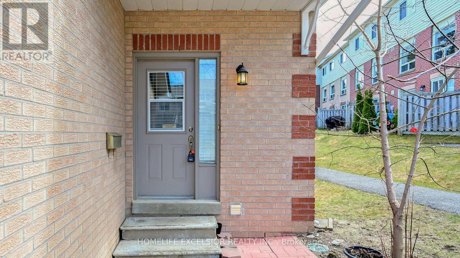 1 - 579 GIBNEY CRESCENT photo 3