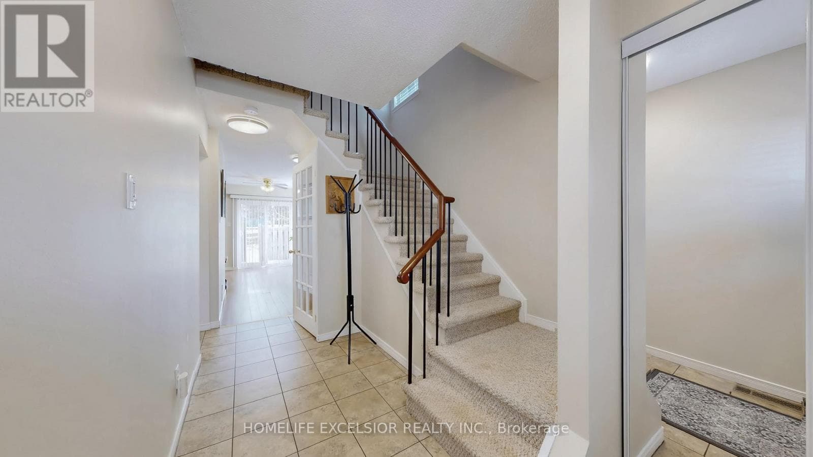 1 - 579 GIBNEY CRESCENT photo 5
