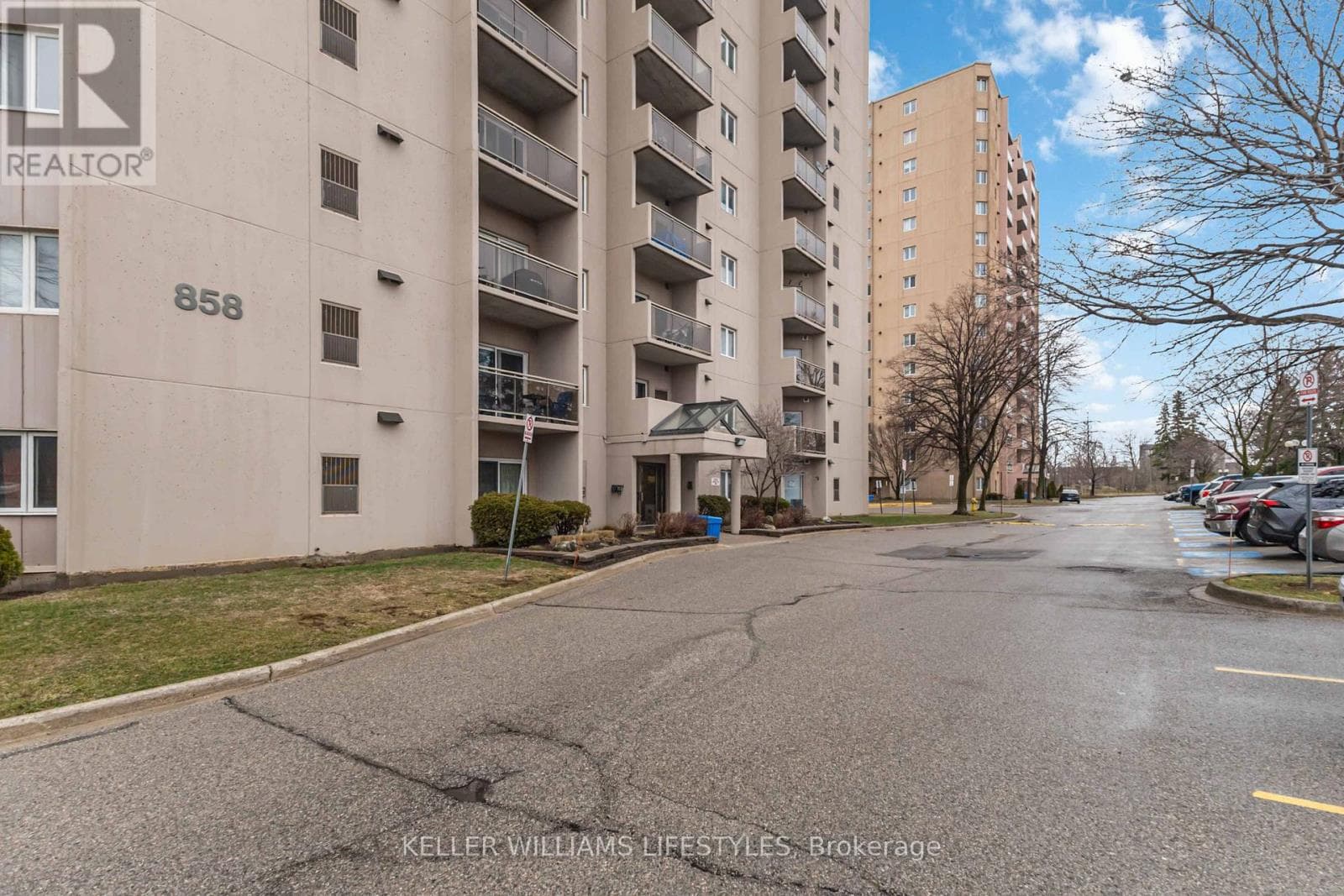 904 - 858 COMMISSIONERS ROAD E photo 4