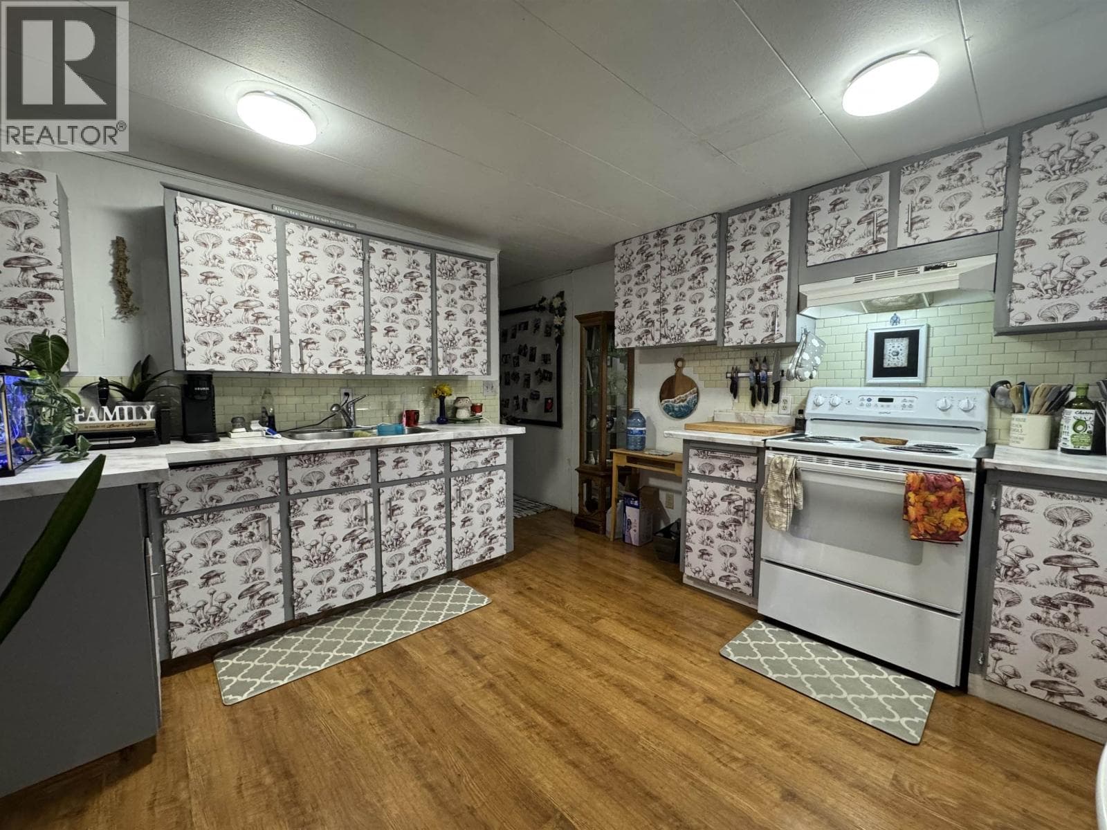 7593 MCCAULEY ROAD photo 2
