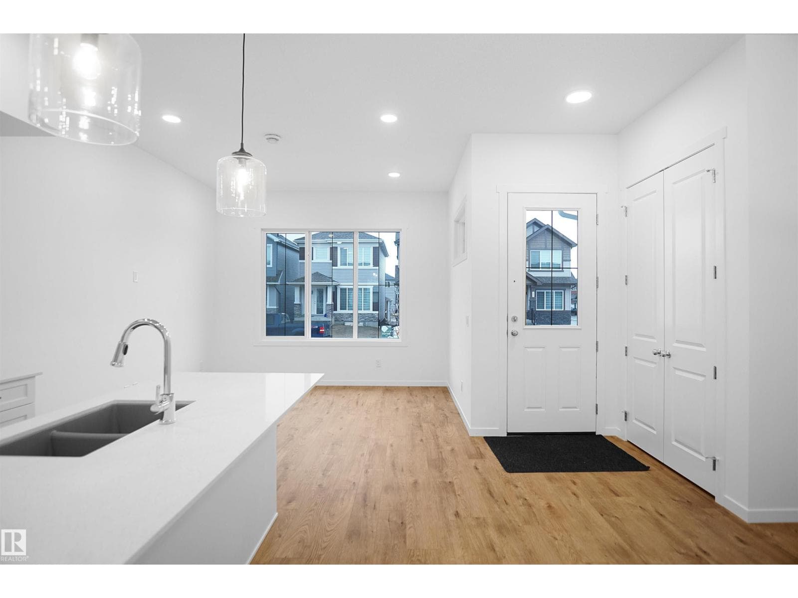 20605 42 AV NW photo 5