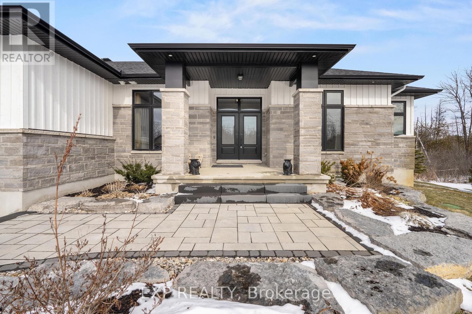 121 LANDIANS WAY photo 2