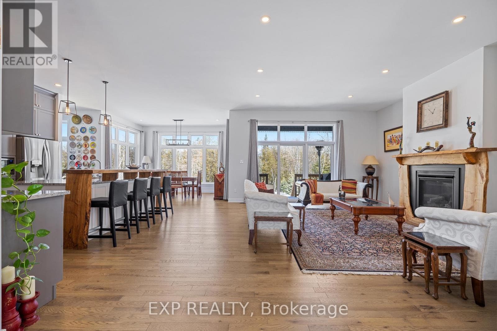 121 LANDIANS WAY photo 5