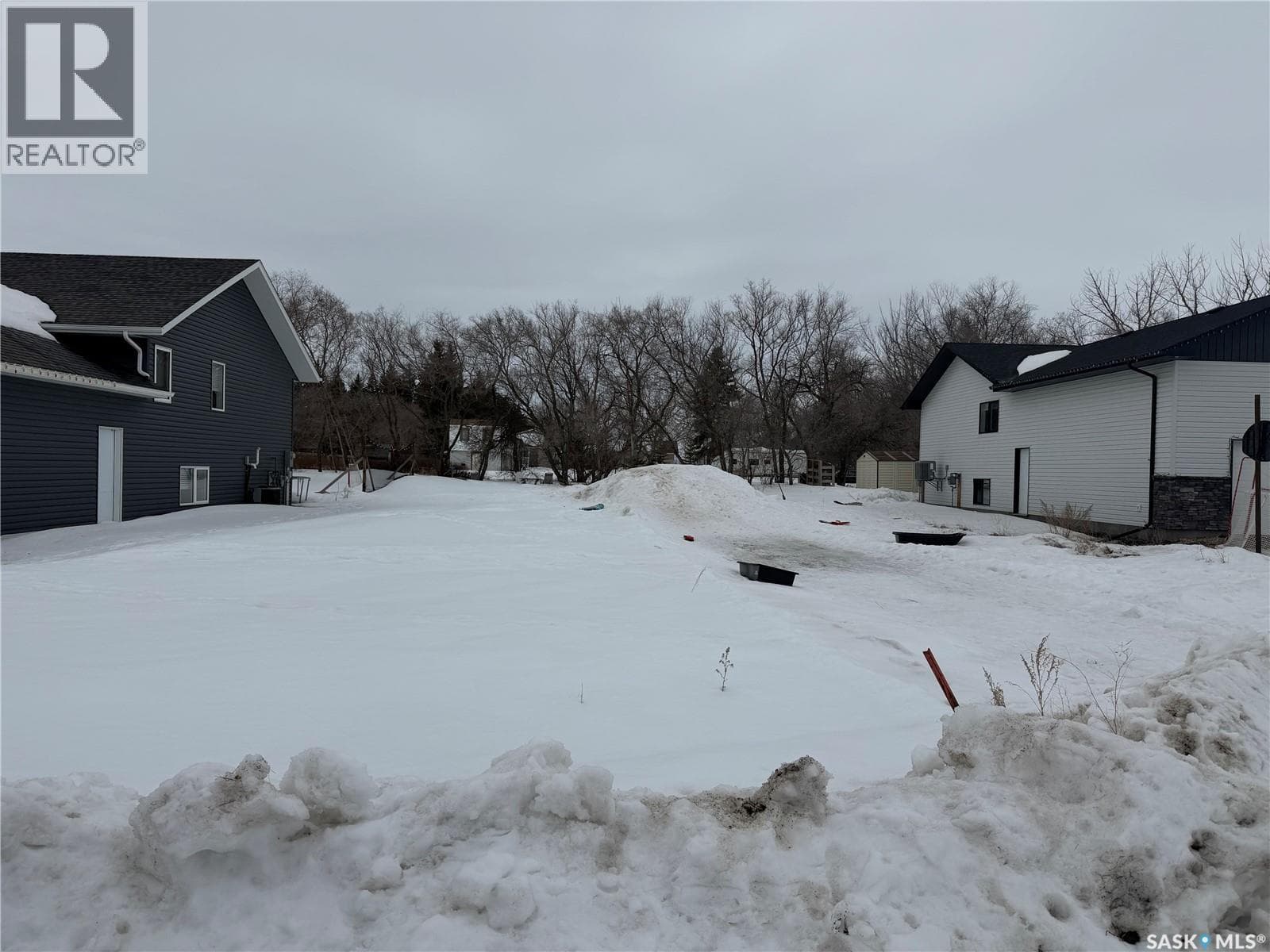 215 Willow CRESCENT — photo 2
