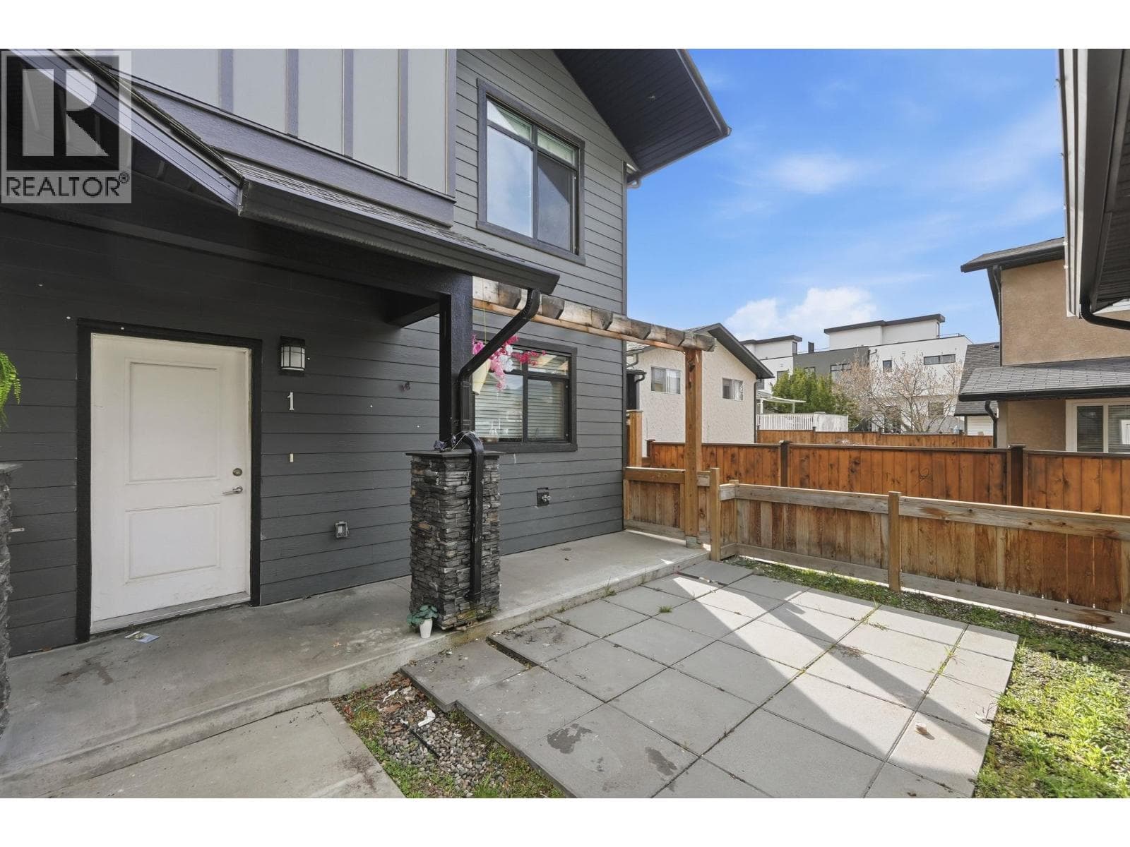 722 Coopland Crescent Unit# 1 photo 3