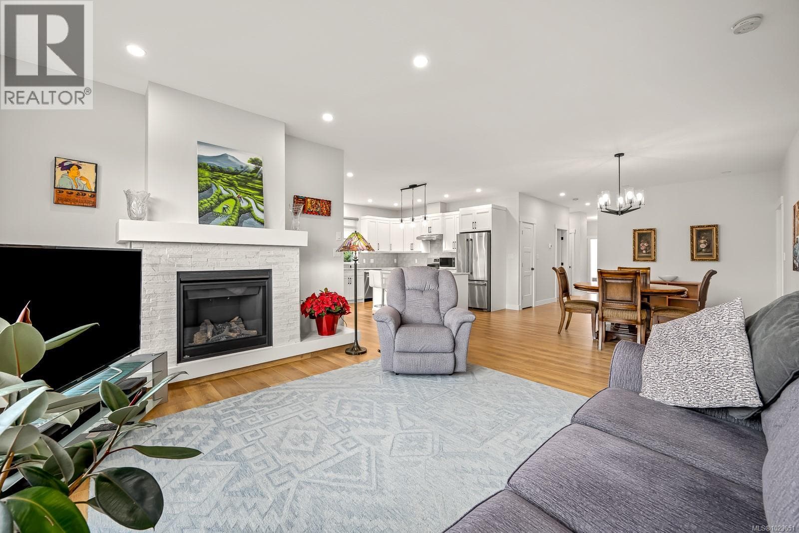 4076 Canterbury Way photo 2