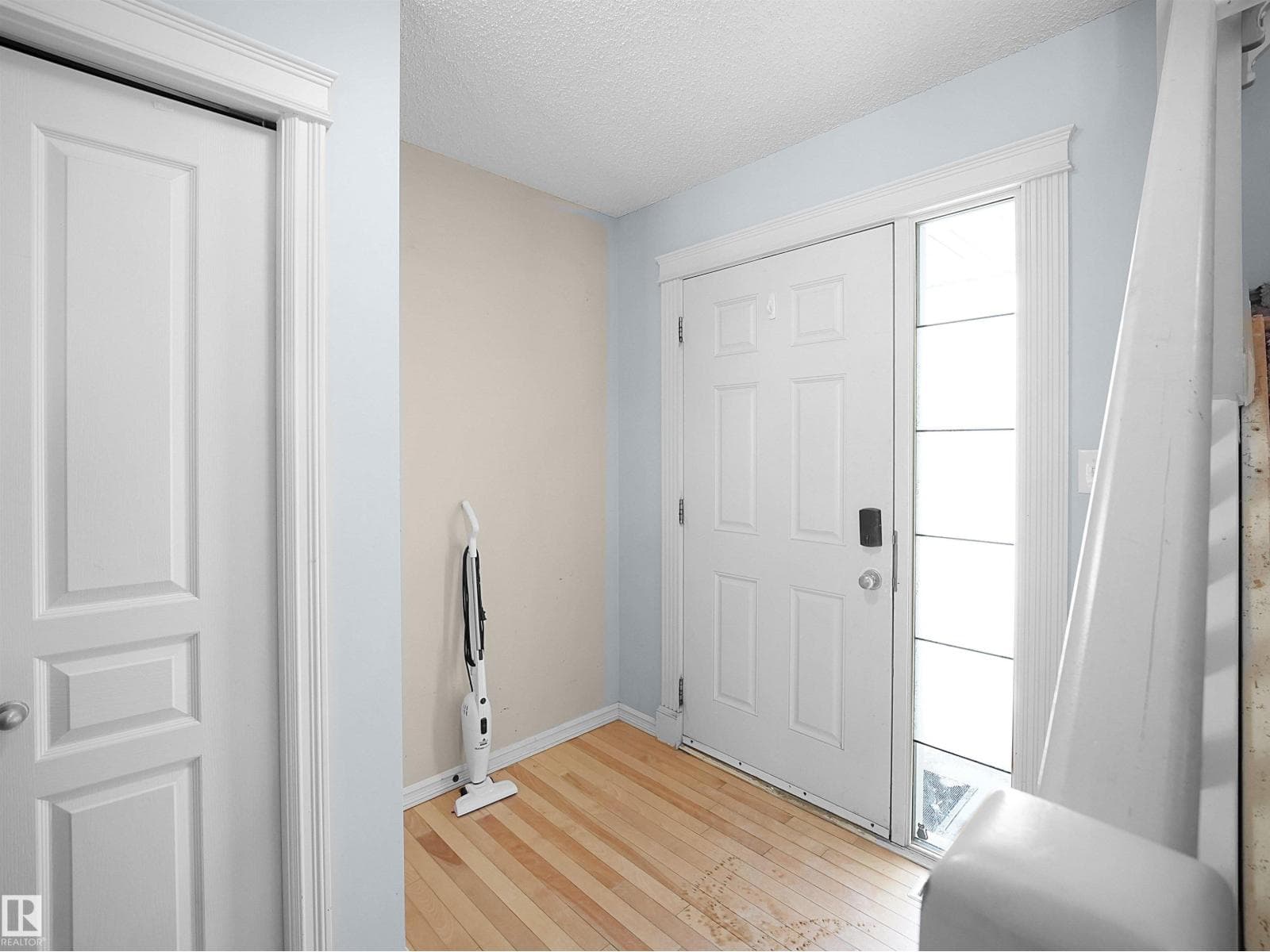 6007 5 AV SW — photo 4
