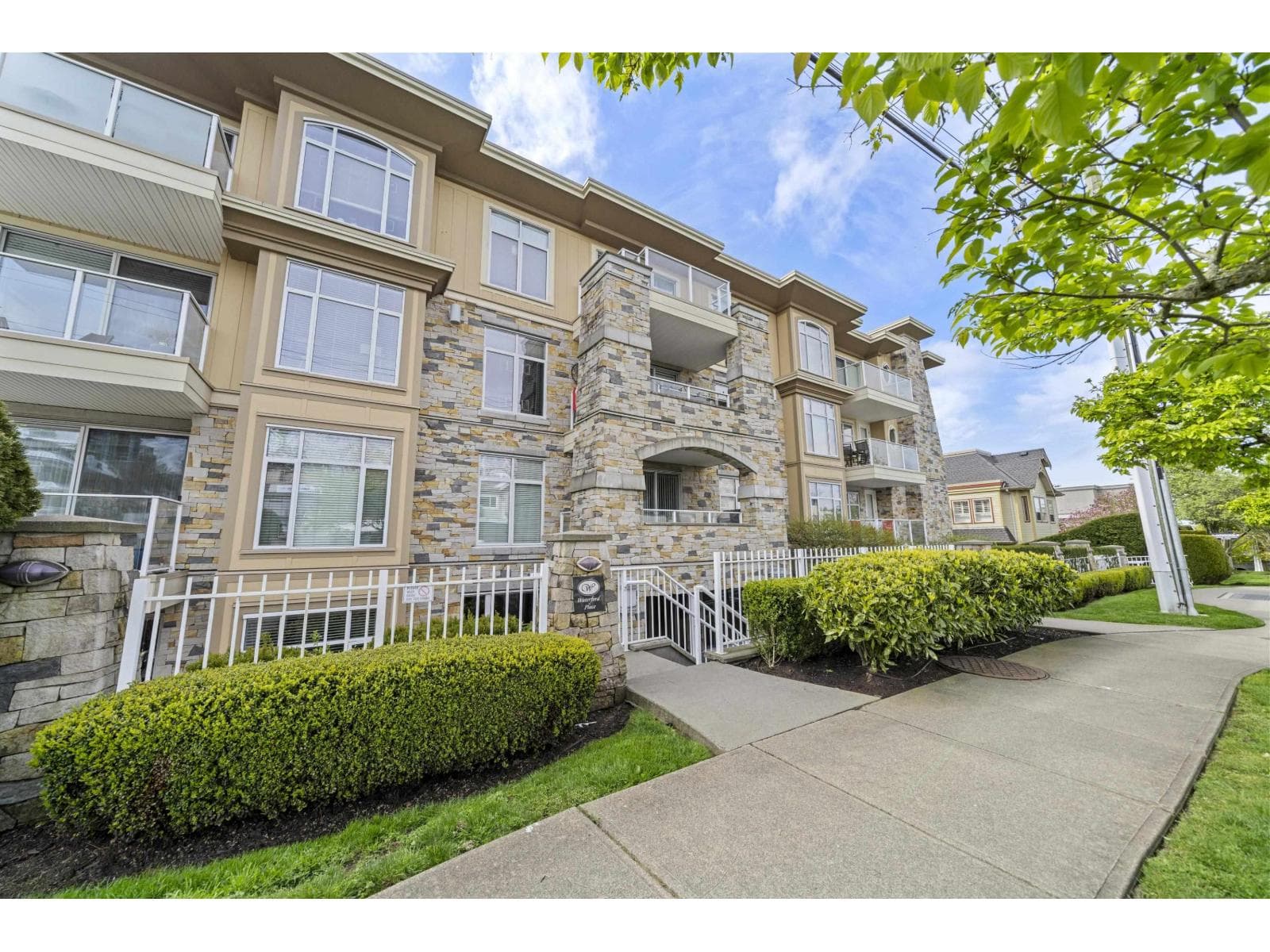 102 15164 PROSPECT AVENUE photo 3