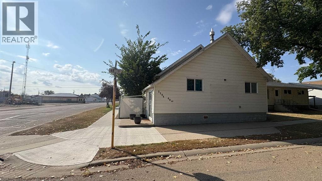 5104 48 Street — photo 3