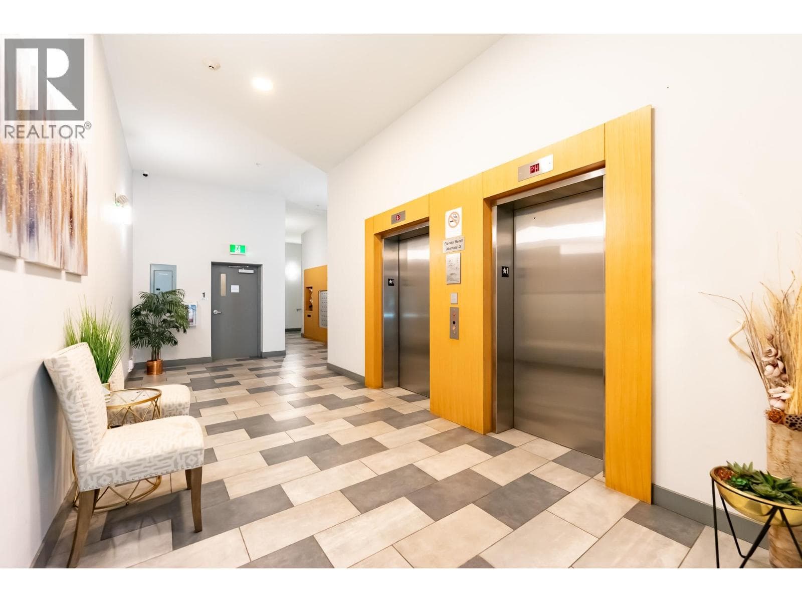 1 bed 1 bath single family at PH27 6283 KINGSWAY — $528,000
