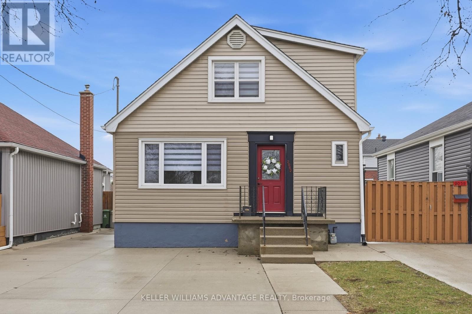 2062 BARTON STREET E photo 2