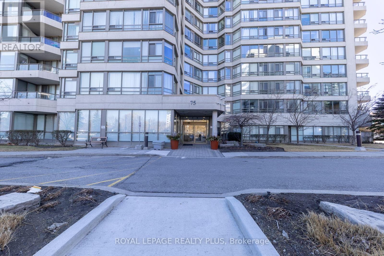 1 bed 1 bath single family at 607 - 75 KING STREET — $329,900