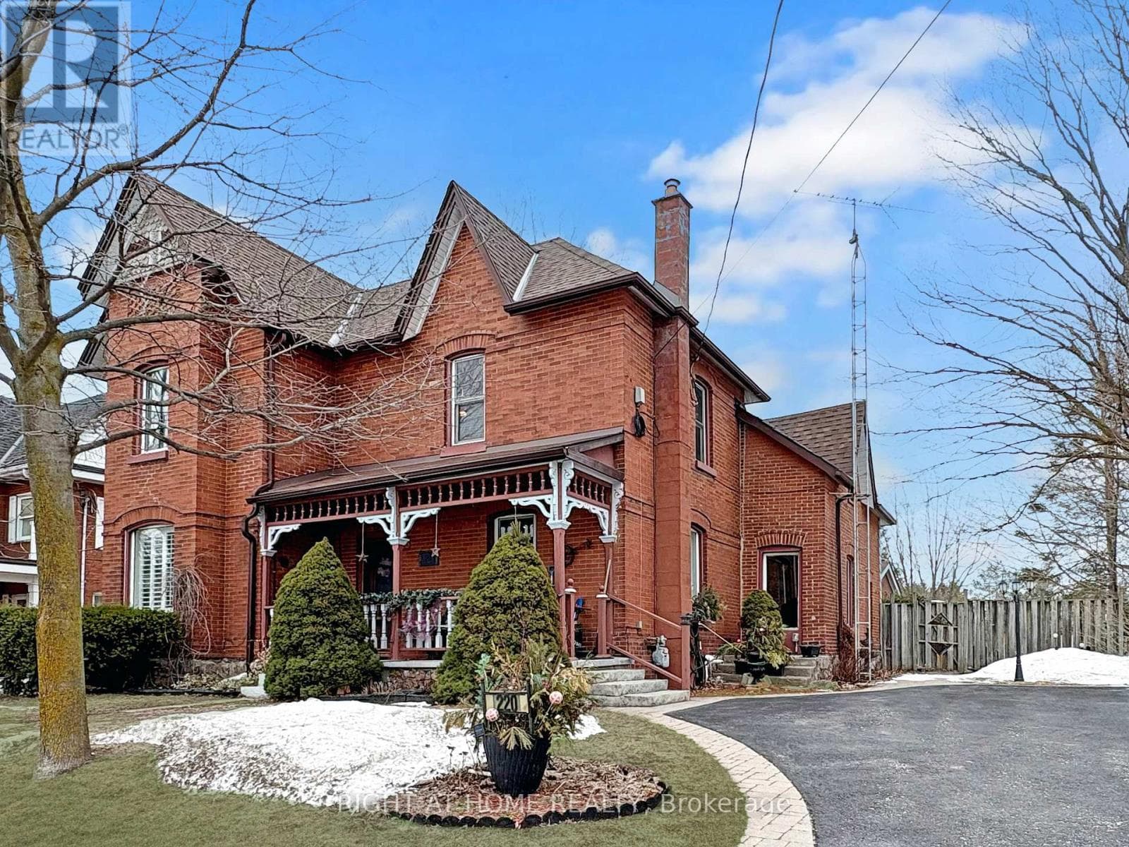 220 BARRIE STREET photo 2