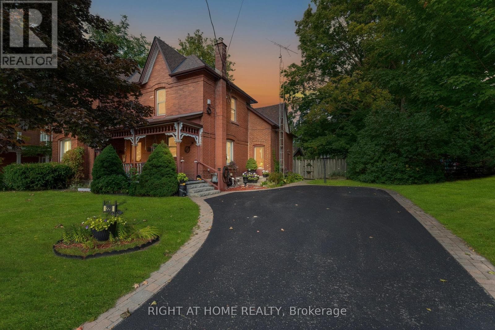 220 BARRIE STREET photo 3