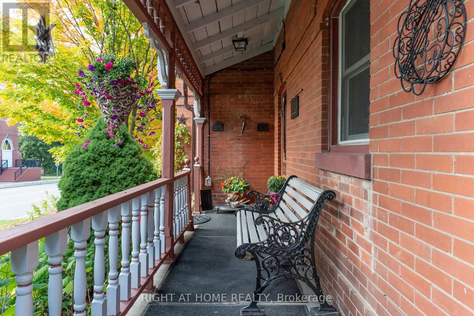 220 BARRIE STREET photo 4