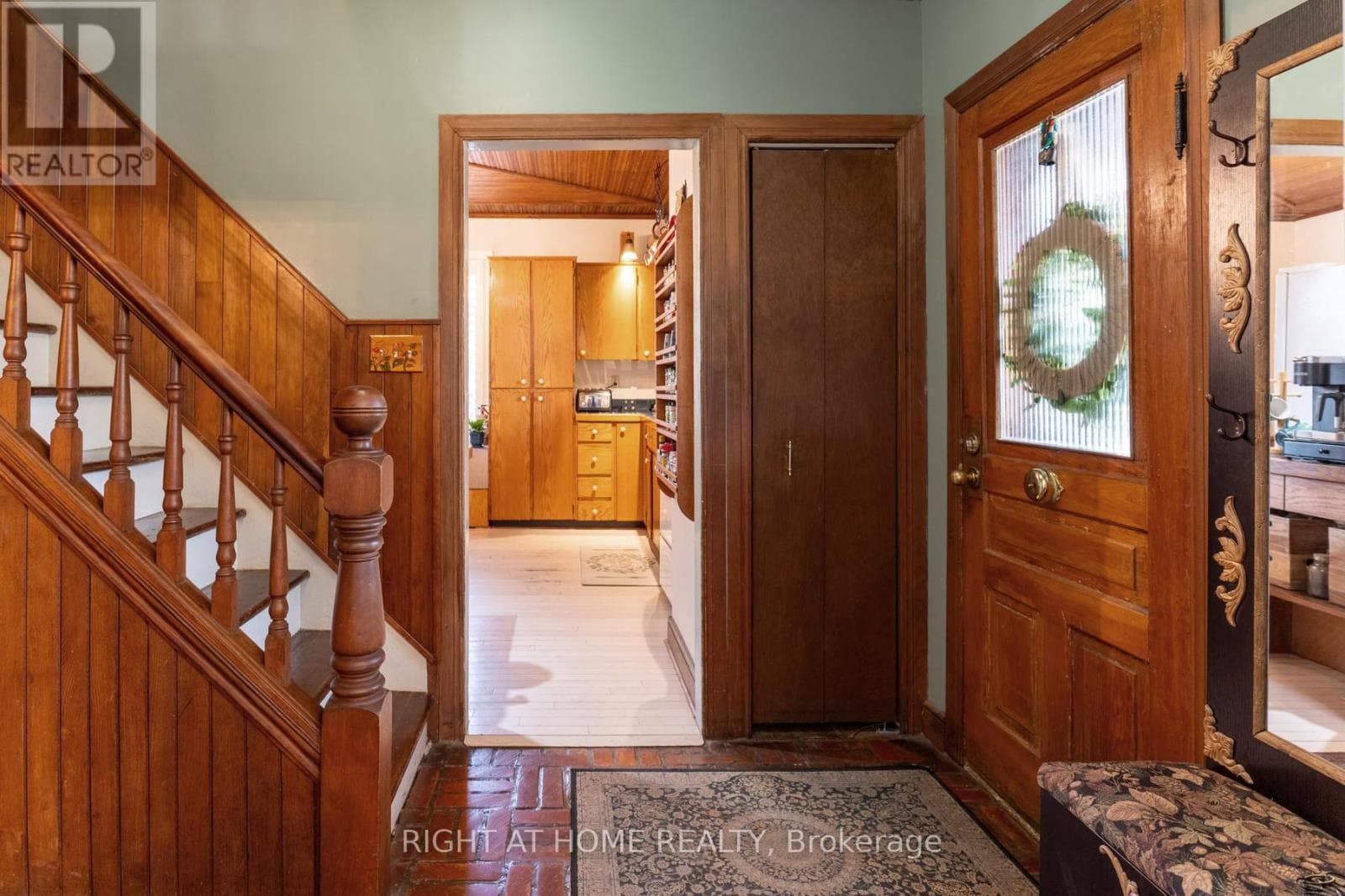 220 BARRIE STREET photo 5