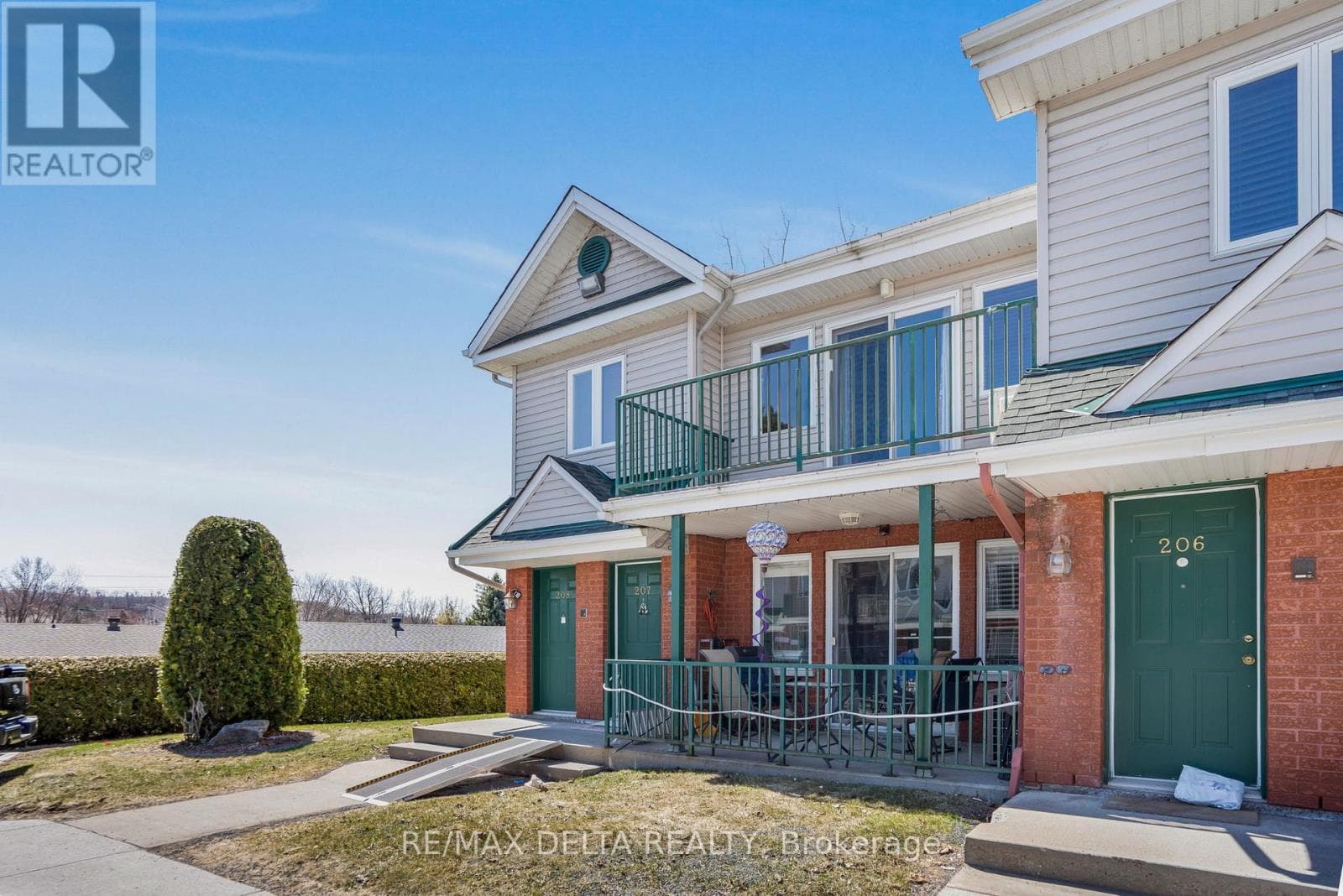 208 - 2927 LAURIER STREET photo 2