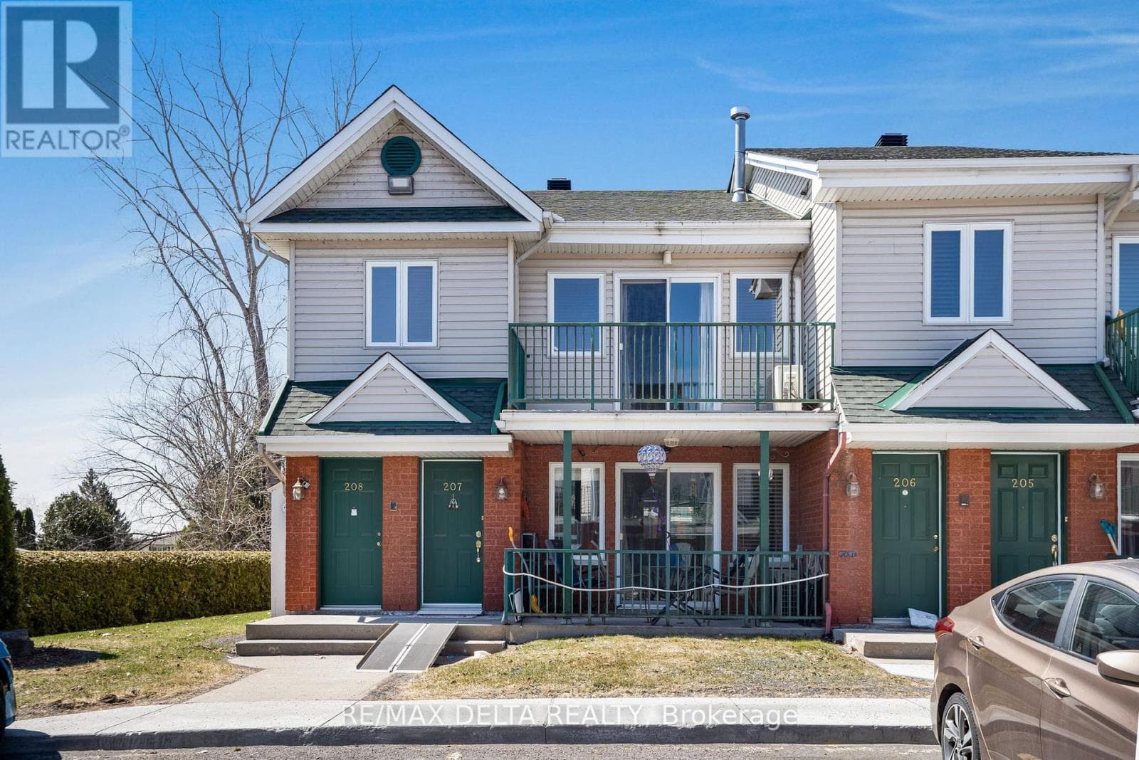 208 - 2927 LAURIER STREET photo 3