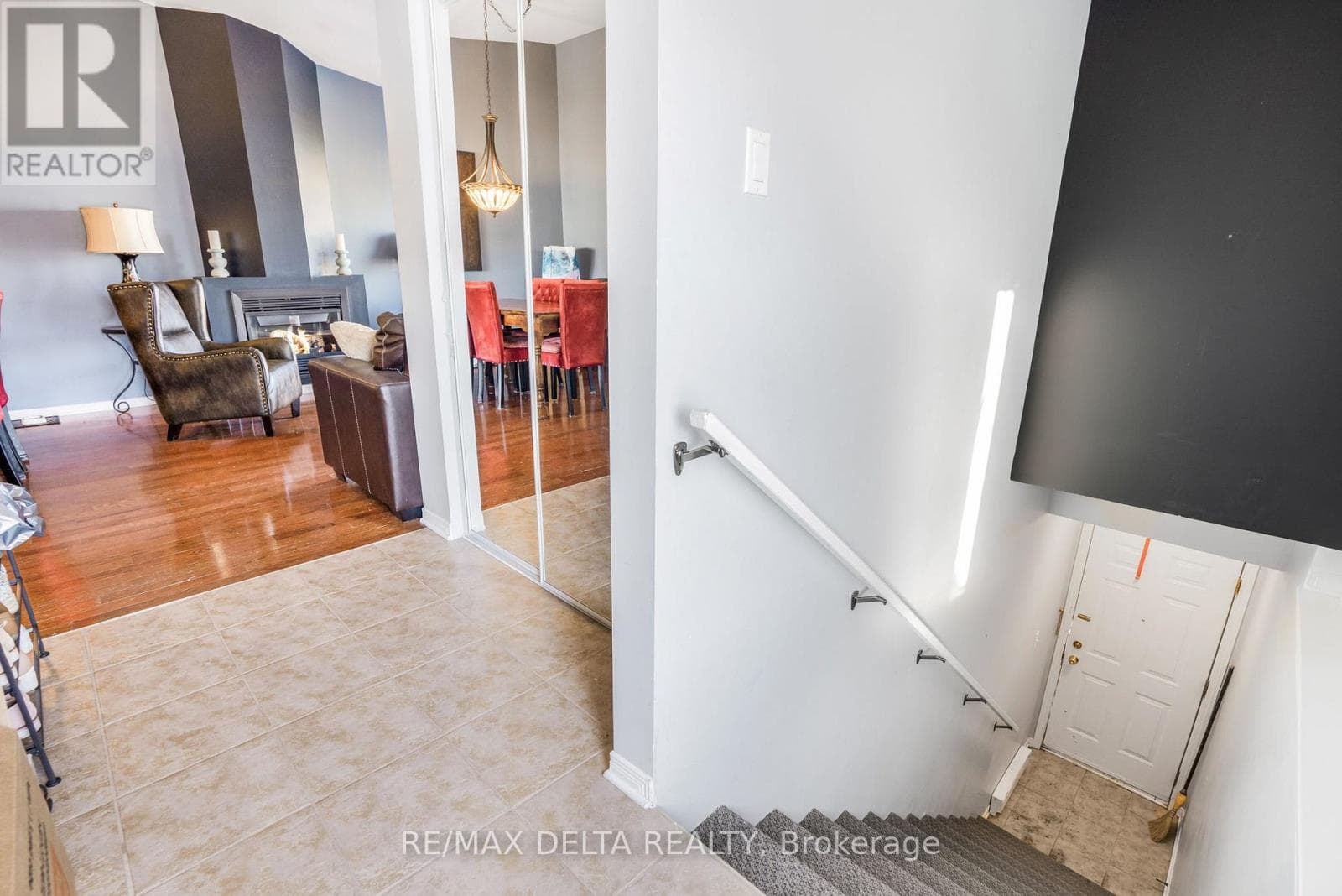 208 - 2927 LAURIER STREET photo 4