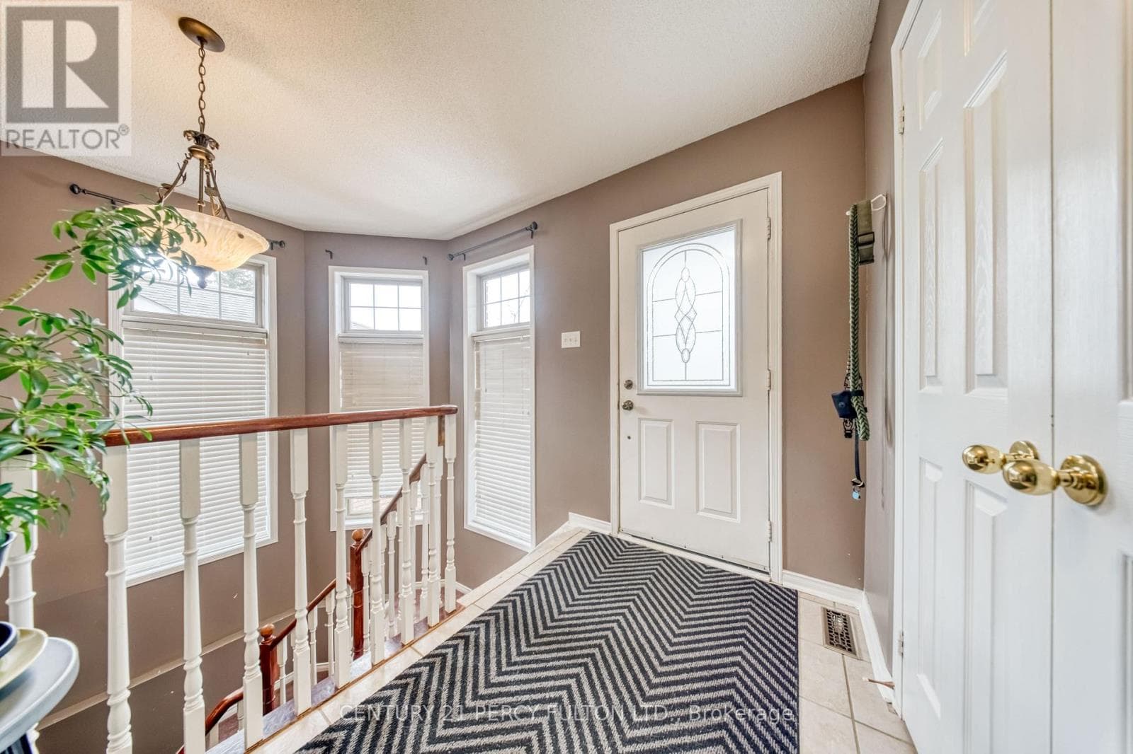 25 CROMPTON DRIVE photo 3