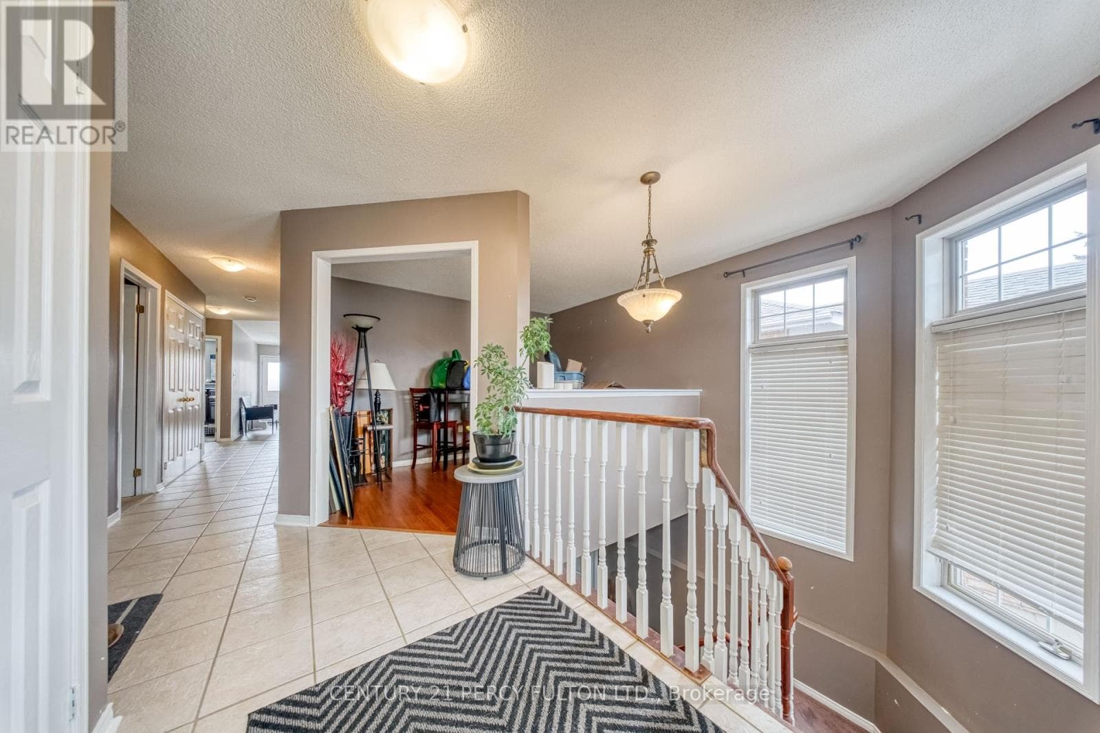 25 CROMPTON DRIVE photo 4