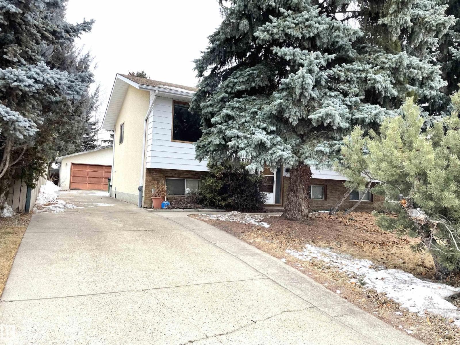 6808 11 AV NW