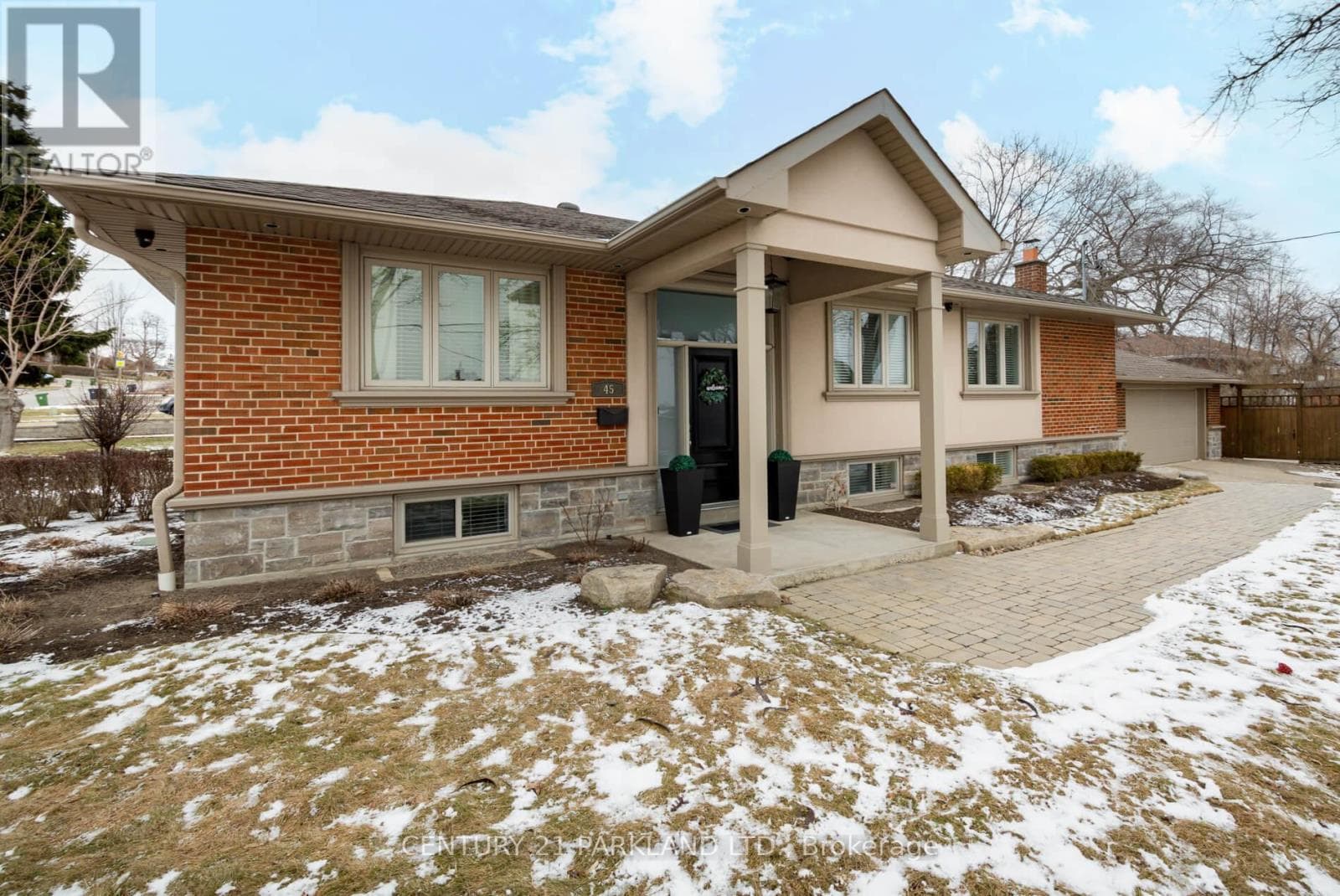 45 DEEVALE ROAD photo 3