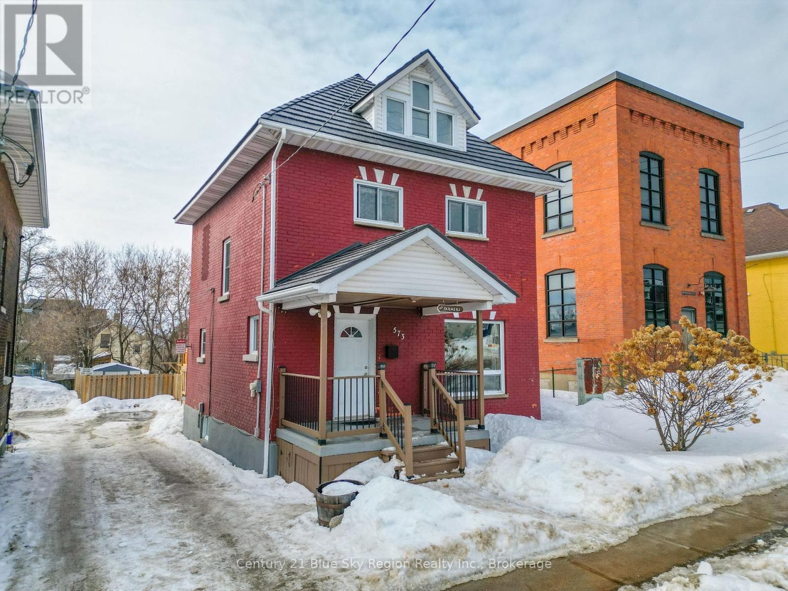 573 WORTHINGTON STREET E photo 2
