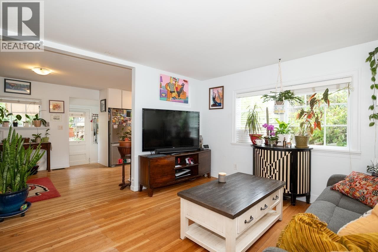 2268 EDGEMONT BOULEVARD photo 4