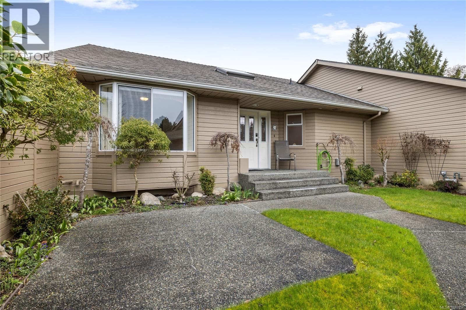 3 bed 3 bath single family at 38 529 Johnstone Rd — $849,000