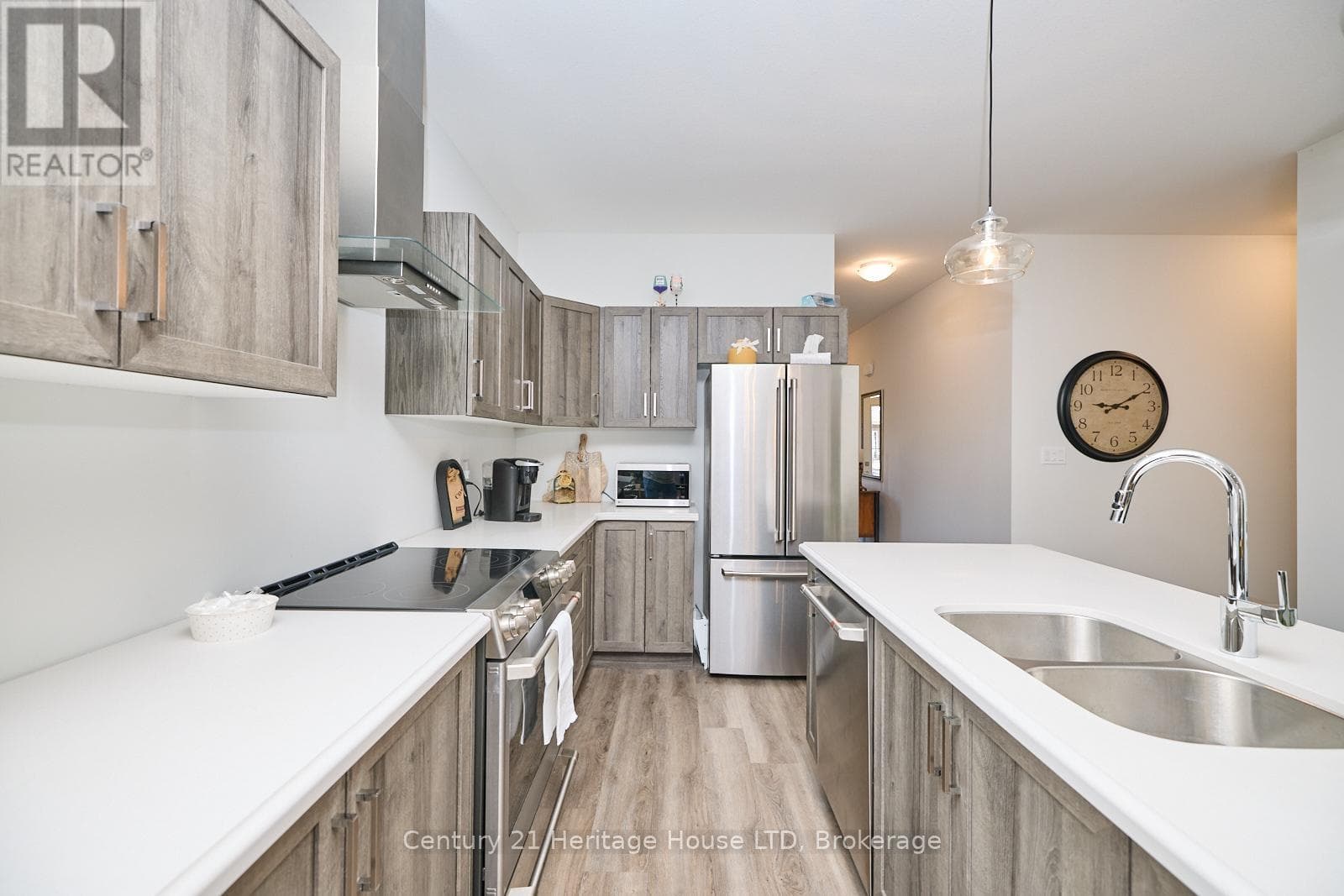 394 HUMMEL CRESCENT photo 5