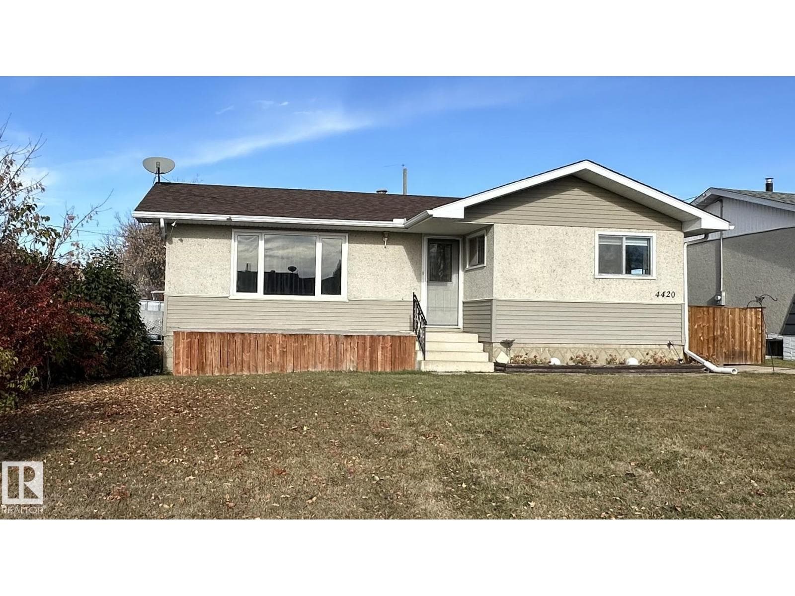 4420 56 AV photo 2