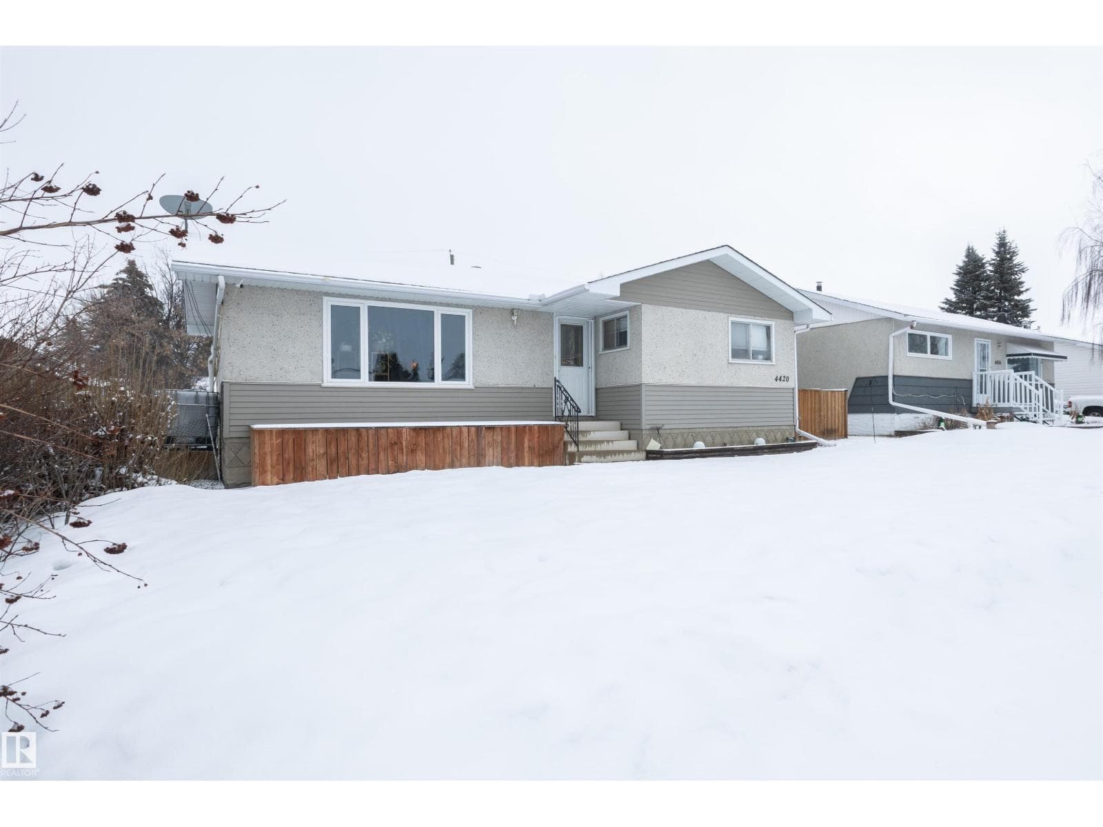 4420 56 AV photo 3