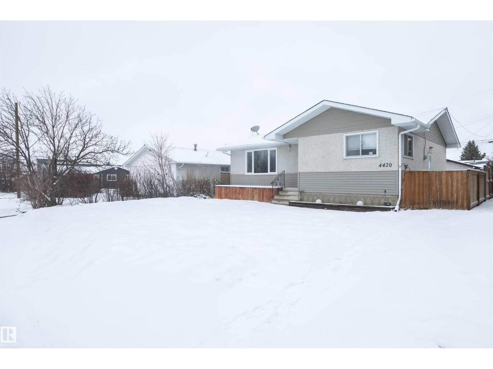 4420 56 AV photo 4