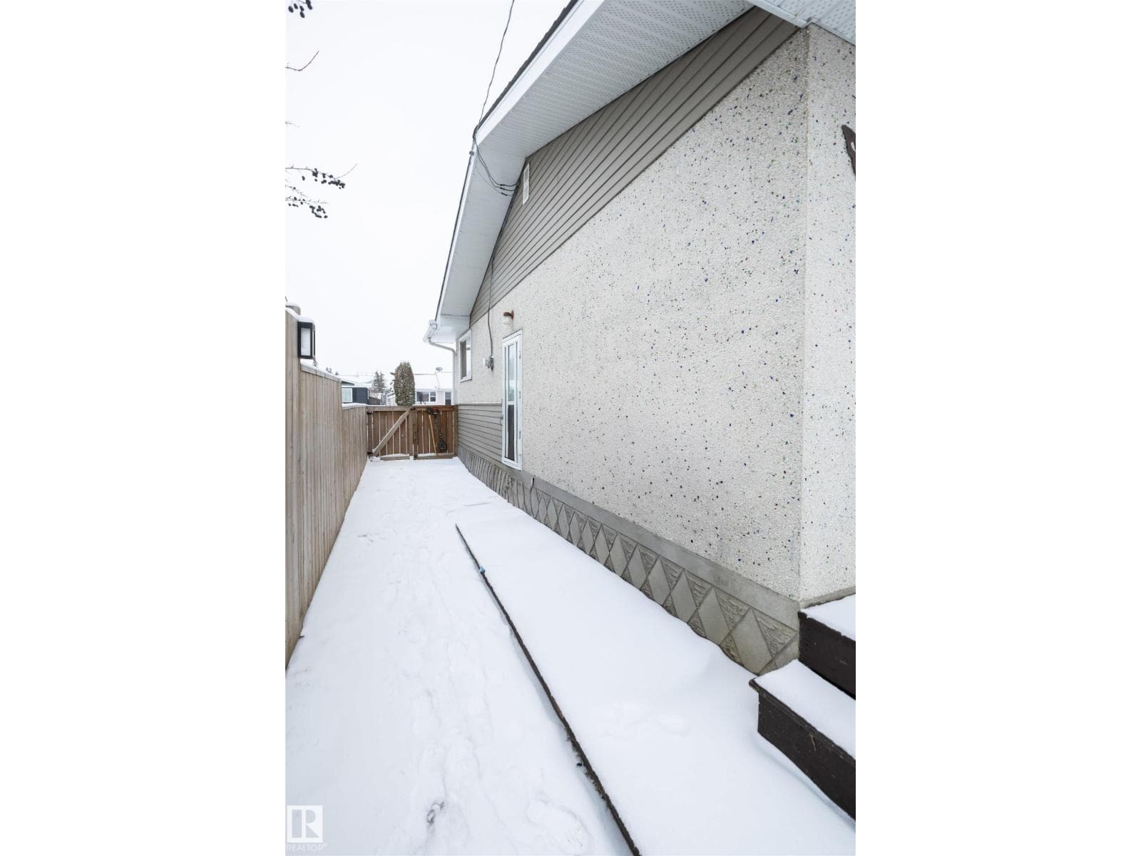 4420 56 AV photo 5