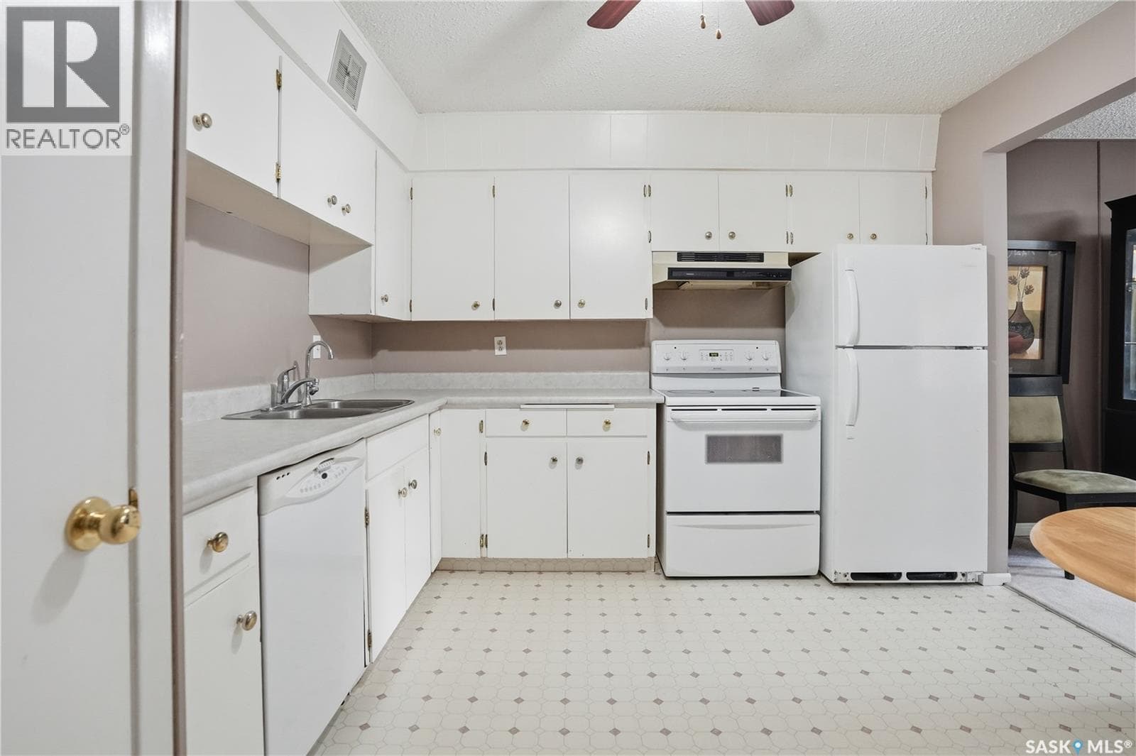 1 4341 Rae STREET photo 3