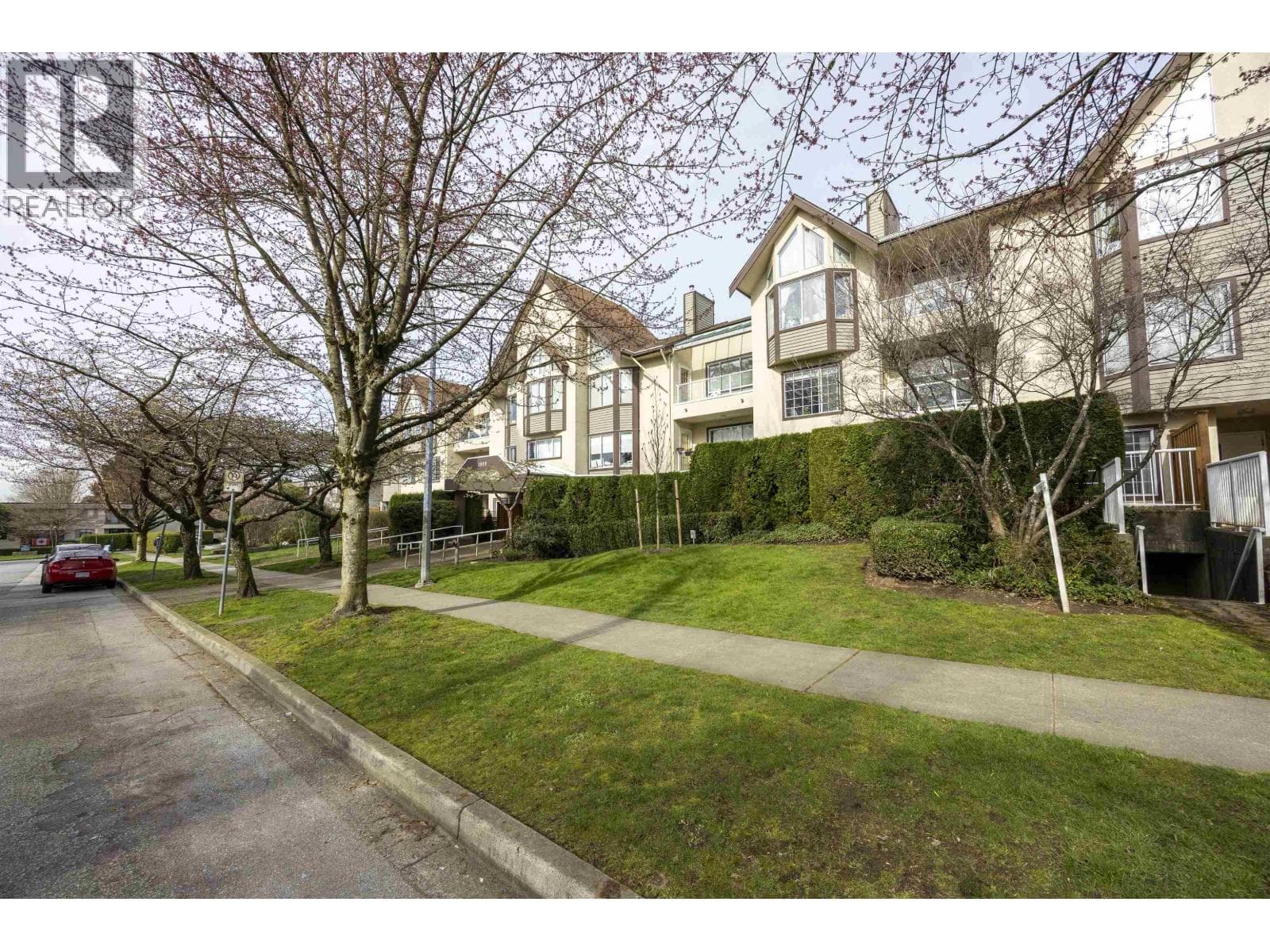 304 1009 HOWAY STREET photo 2