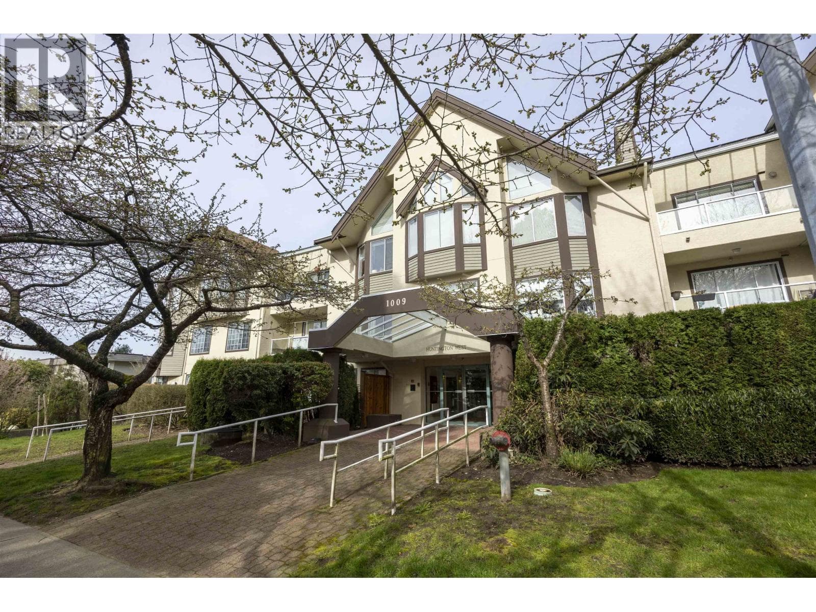 1 bed 1 bath single family at 304 1009 HOWAY STREET — $449,000
