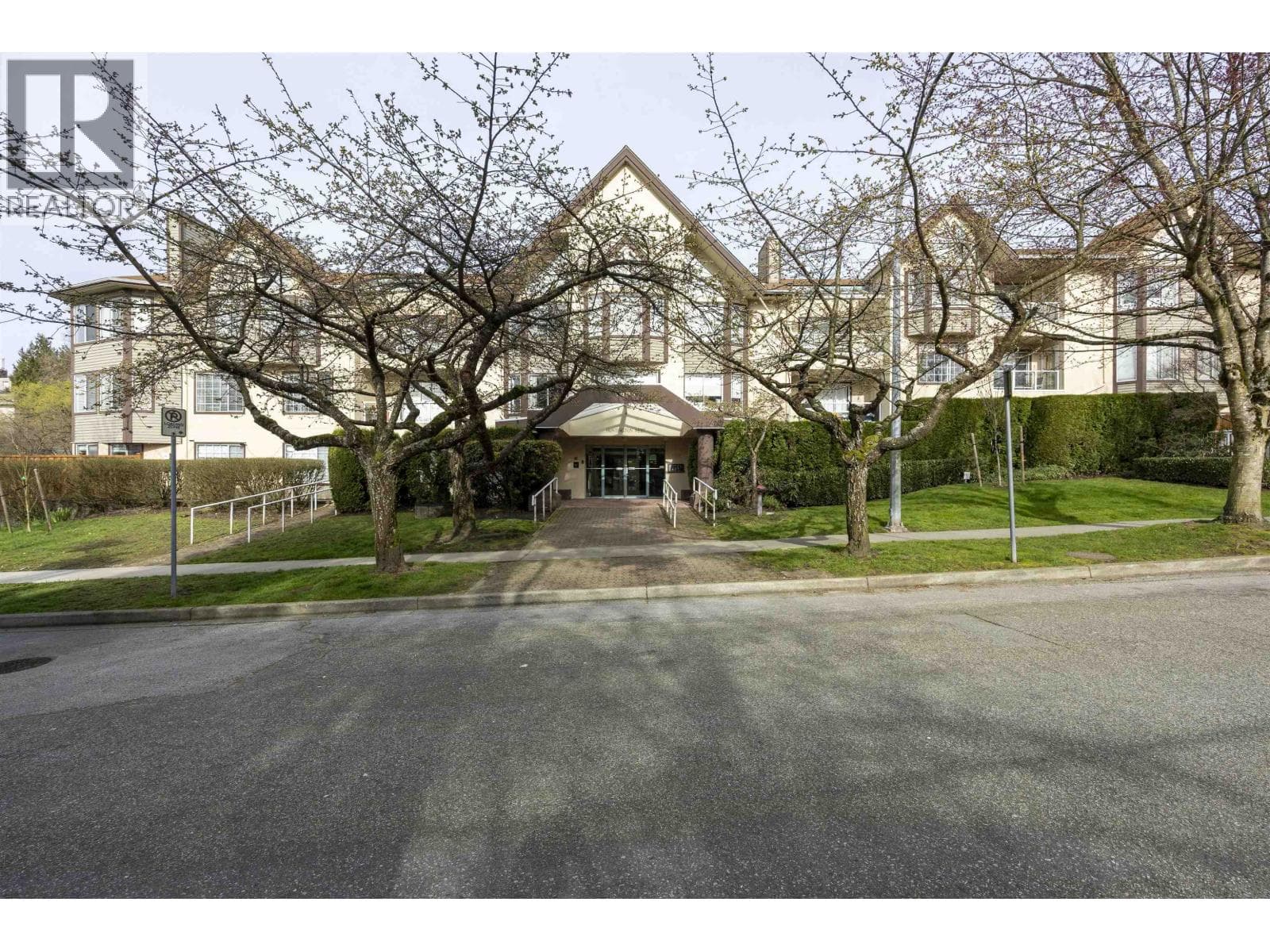 304 1009 HOWAY STREET photo 3