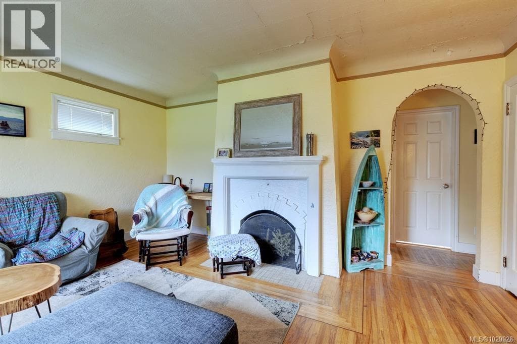 2926 Colquitz Ave photo 3