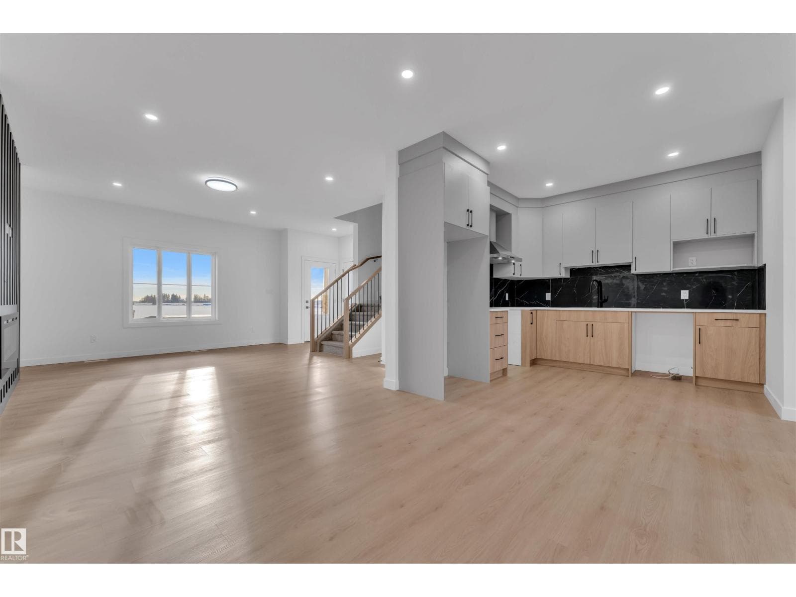 3608 39 AV — photo 2
