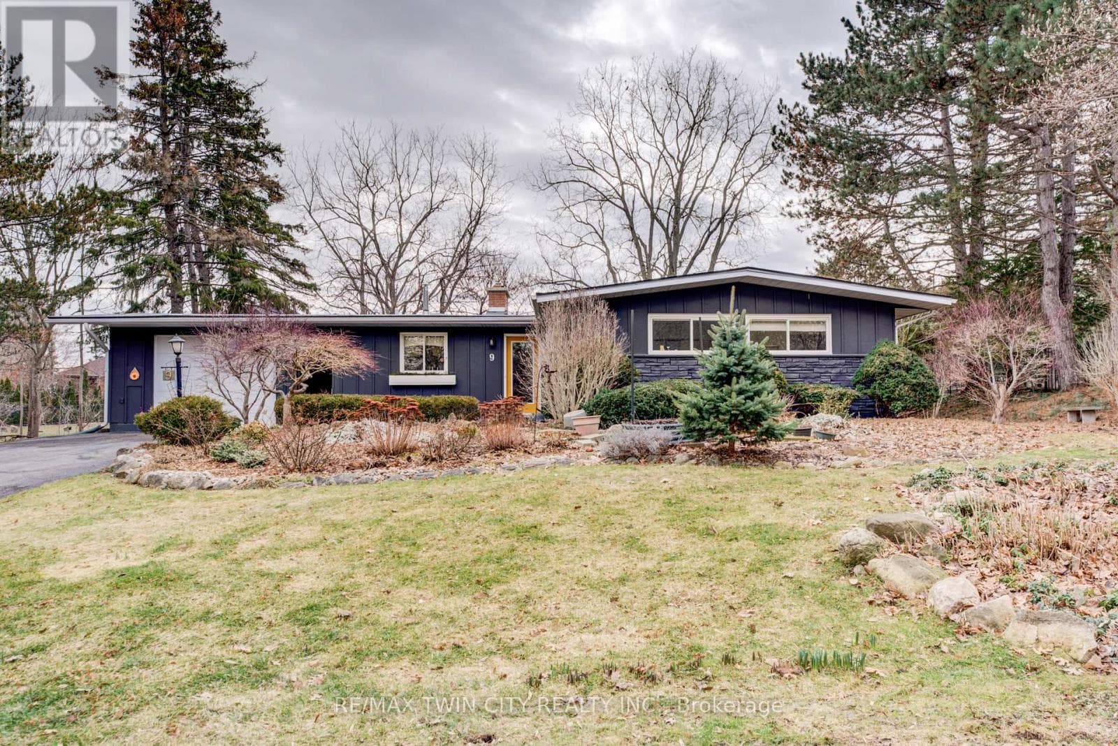 4 bed 3 bath single family at 9 SUMMERHAYES CRESCENT — $869,900