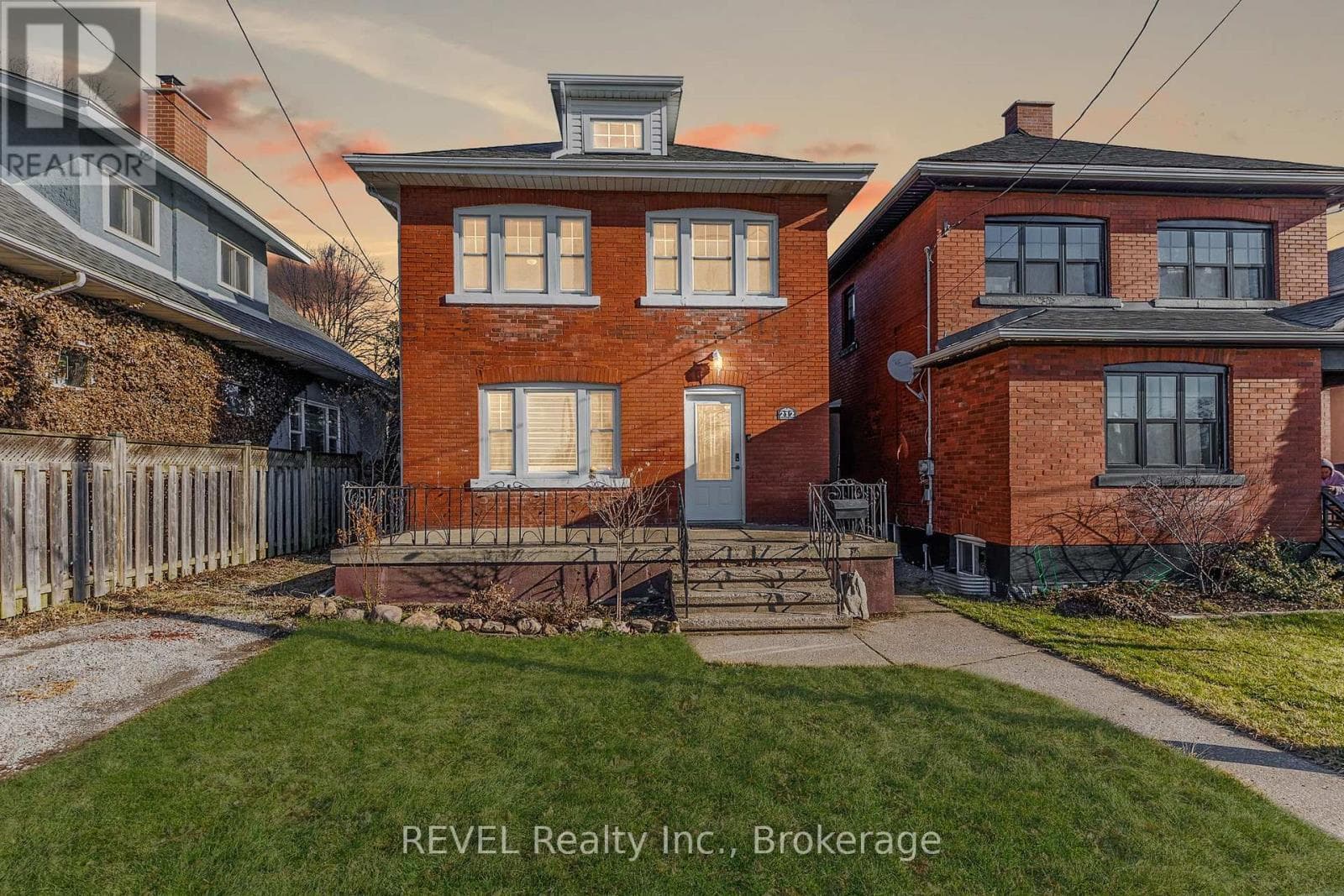 212 MAPLE AVENUE photo 3