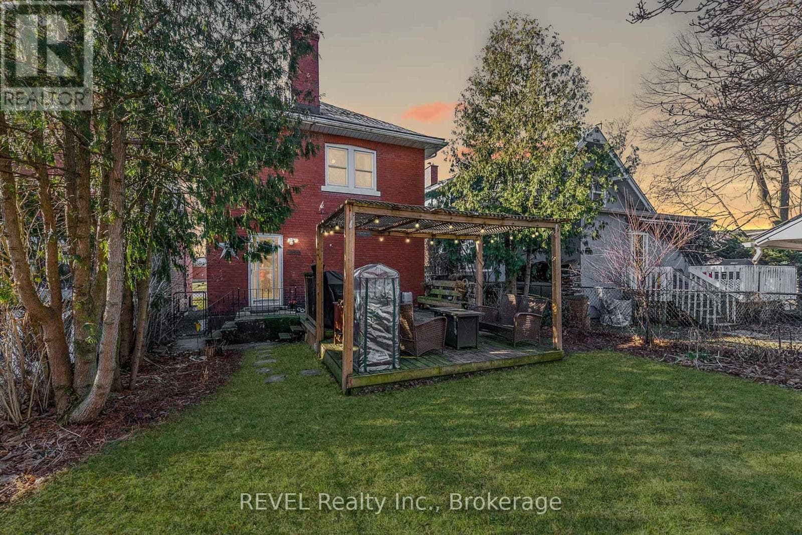 212 MAPLE AVENUE photo 4