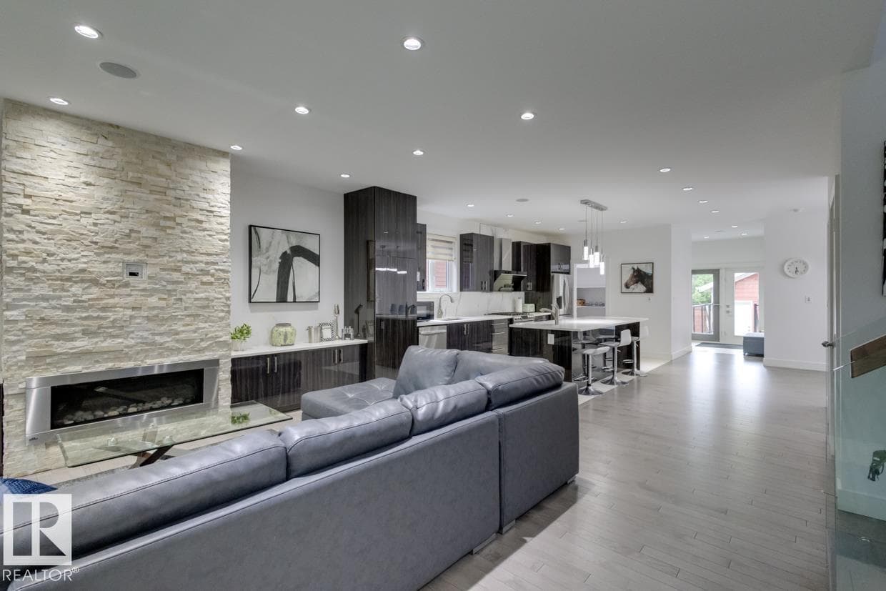 11045 85 AV NW photo 4