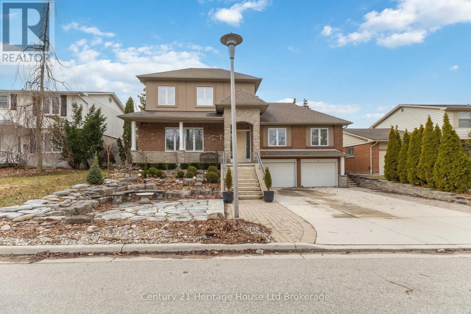 5 bed 4 bath single family at 61 APPLEWOOD CRESCENT — $1,050,000