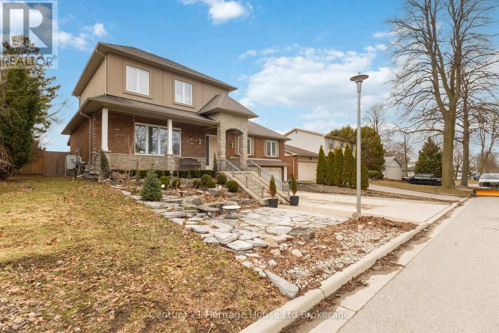 61 APPLEWOOD CRESCENT photo 2